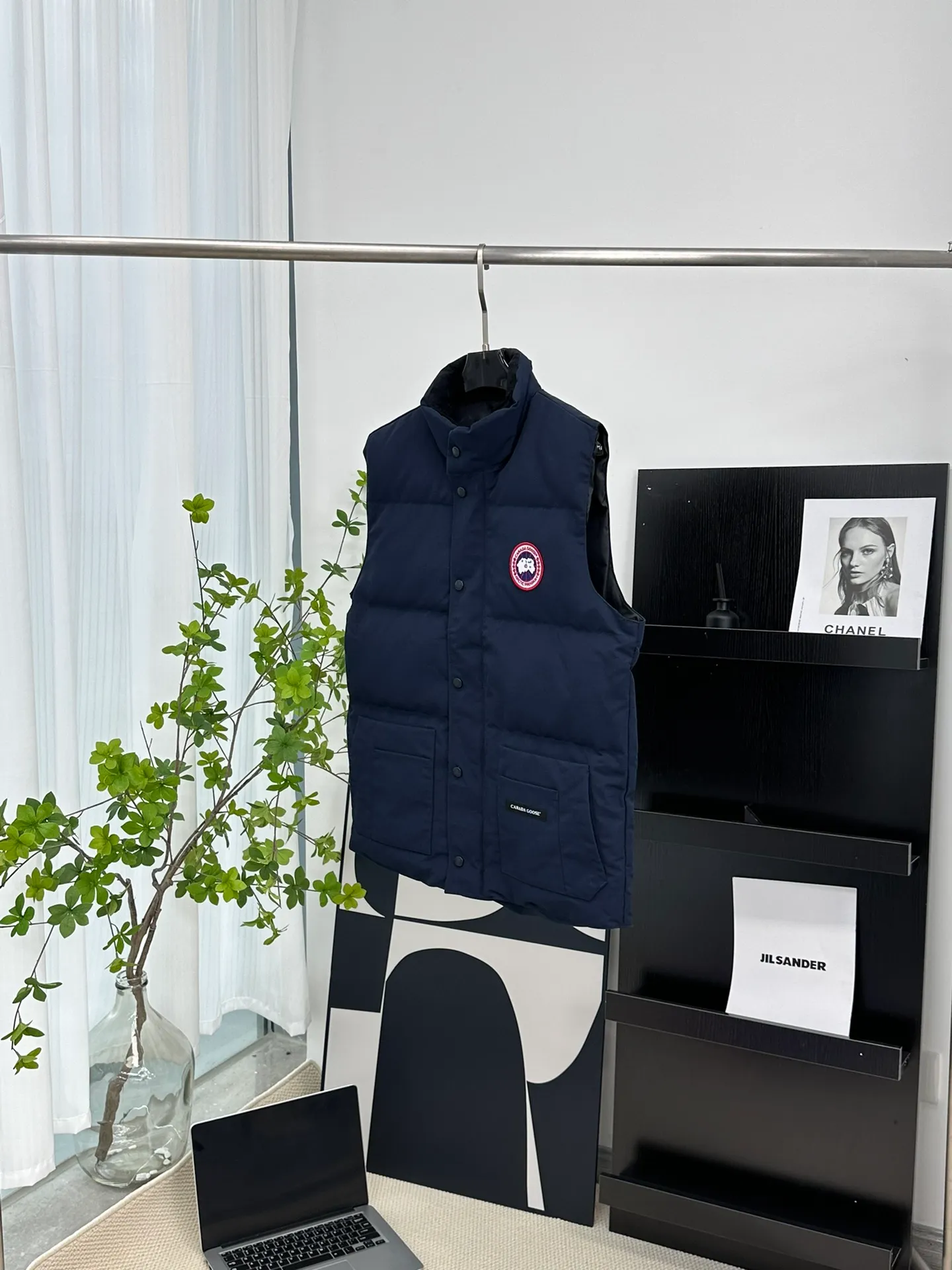 P380 [𝗖𝗮𝗻𝗮𝗱𝗲 𝗚𝗼𝗼𝘀𝗲] Canada Goose Couple Vest for Men and Women. 1⃣️Imported Behringer embroidery machine customized 10,000-needle embroidery logo 2⃣️Imported 18-count polyester-cotton blended original fabric 3⃣️Authentic official website synchronized with the new national standard 80% white duck down 4⃣️100% nylon nylon lining with double double-layer sealing design 5⃣️Yoshida YKK customers provide original factory customized electroplating sliders 6⃣️All auxiliary materials and hardware are disassembled and customized! 1:1 restore the official website Color: off-white, leather pink, bright red, sapphire blue, navy blue, black 𝗦𝗜𝗭𝗘:𝗫𝗦-𝗫𝗫𝗟